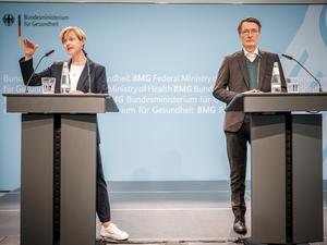 Karl Lauterbach (SPD), Bundesminister für Gesundheit, stellt mit Ute Lewitzka, Vorstandsvorsitzende der Deutschen Gesellschaft für Suizidprävention, die Nationale Suizidpräventionsstrategie der Bundesregierung vor. 