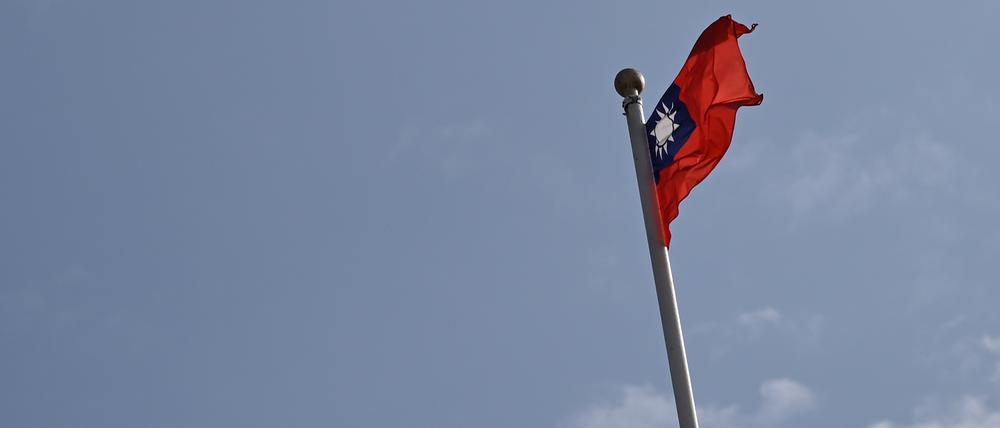 Die Nationalflagge Taiwans weht an einem Mast in Taipeh (Archivbild vom 12.01.2024).