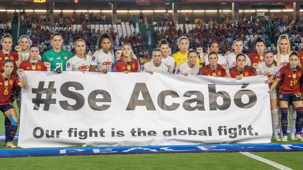 Spaniens Fußballerinnen posieren mit einem Banner mit der Aufschrift: „Es ist vorbei - unser Kampf ist der Kampf aller.“