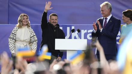 Wolodymyr Selenskyj (2.v.l), Präsident der Ukraine, seine Frau Olena Selenska (l) und Gitanas Nauseda (2.v.r), Präsident von Litauen, stehen auf einer Bühne während einer Veranstaltung am Rande des NATO-Gipfels. 