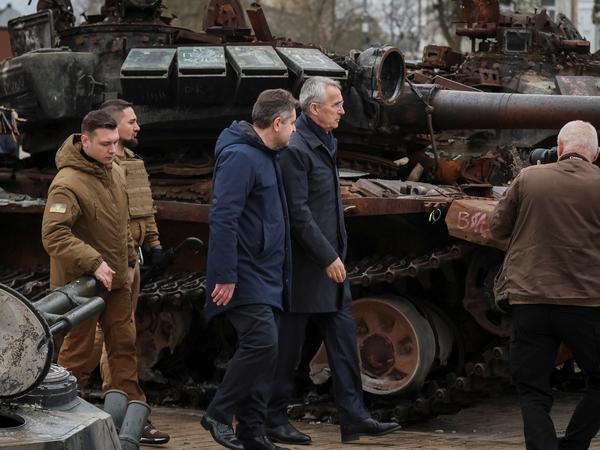 NATO-Generalsekretär Jens Stoltenberg besucht eine Ausstellung mit zerstörten russischen Militärfahrzeugen im Zentrum von Kiew.