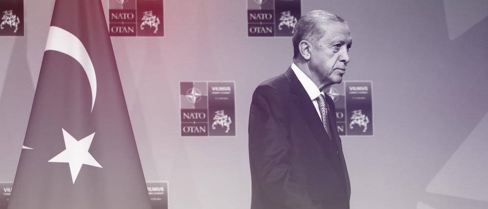 Der türkische Präsident Erdogan hat seine Unterstützung für eine Nato-Aufnahme Schwedens an EU-Beitrittsgespräche geknüpft. 