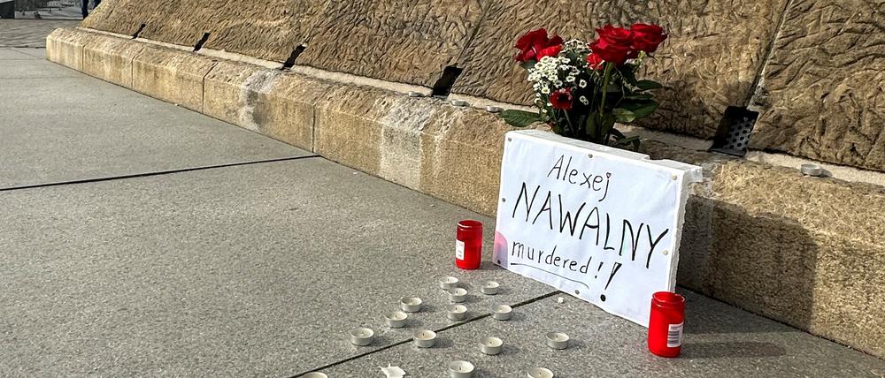 Ein Schild mit der Aufschrift „Alexej Nawalny murdered“ steht zum Gedenken an den in russischer Haft verstorbenen Oppositionspolitiker am Obelisk auf dem Alten Markt in Potsdam.