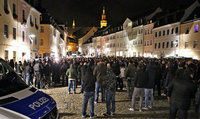 Immer wieder finden Demonstrationen gegen Flüchtlingsheime auch in Brandenburg statt, so wie hier im sächsischen Freiberg.