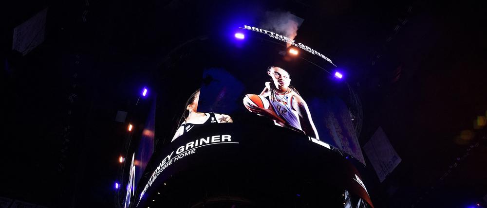 Ein Bild von Brittney Griner wird bei einem US-Basketballspiel eingeblendet.