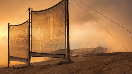 Mit einem Nebelkollektor wird in Chile Wasser aus Nebel eingefangen.