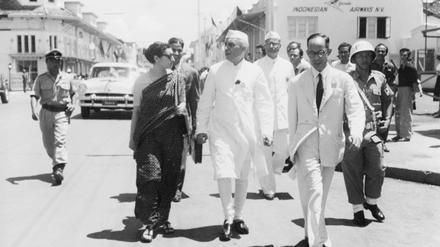 Der erste indische Ministerpräsident, Jawaharlal Nehru, und seine Tochter Indira Gandhi auf der Bandung-Konferenz 1955.  