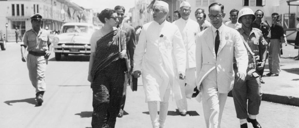 Der erste indische Ministerpräsident, Jawaharlal Nehru, und seine Tochter Indira Gandhi auf der Bandung-Konferenz 1955.  