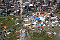Menschen in der Kathmandu zelten auf freien Gebieten. Sie haben ihre Häuser verloren oder fühlen sich in diesen nicht mehr sicher.