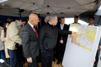 Benjamin Netanjahu schaut während eines Besuchs der Siedlung Ariel im Westjordanland auf eine Gebietskarte.
