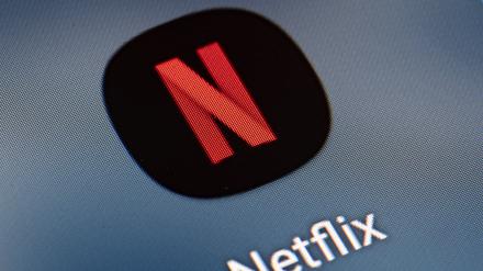 Auf dem Bildschirm eines Smartphones sieht man das Icon der App Netflix. Netflix hat das angekündigte Vorgehen gegen das Teilen von Zugangsdaten in Europa zunächst in Spanien und Portugal gestartet. 