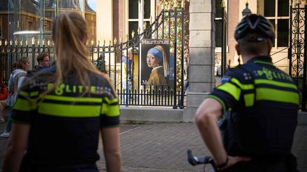 Die Polizei steht vor dem Mauritshuis-Museum Wache, nachdem versucht wurde, das Gemälde „Das Mädchen mit dem Perlenohrring“ von Johannes Vermeer in Den Haag zu beschmieren, 27. Oktober 2022.