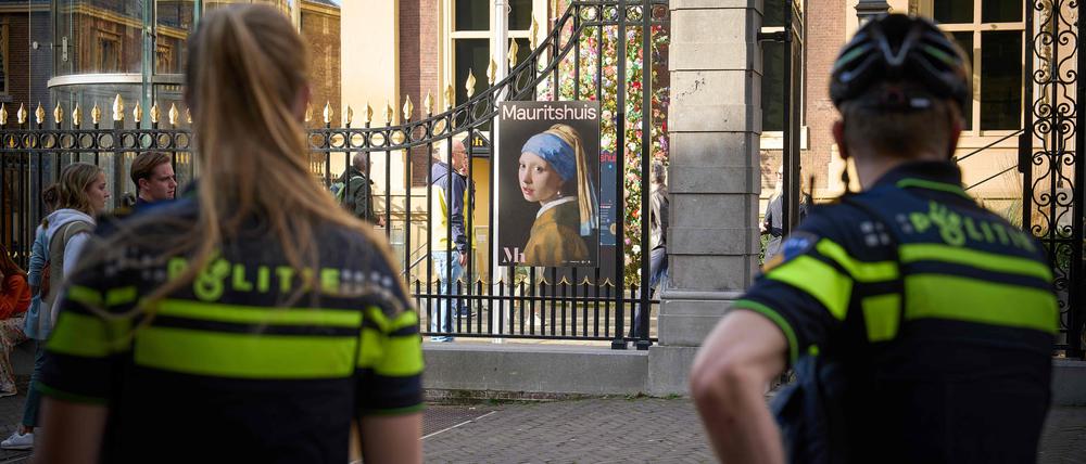 Die Polizei steht vor dem Mauritshuis-Museum Wache, nachdem versucht wurde, das Gemälde „Das Mädchen mit dem Perlenohrring“ von Johannes Vermeer in Den Haag zu beschmieren, 27. Oktober 2022.
