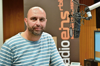 Serdar Somuncu ist seit September 2016 regelmäßig sonntags auf Radioeins zu hören. Seine Sendung »Die Blaue Stunde« läuft jeweils von 16 bis 18 Uhr.