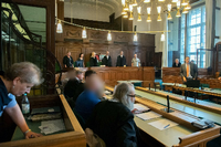 14. August 2018: Die Angeklagten sitzen in einem Gerichtssaal.