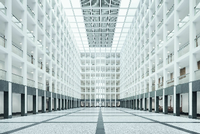 Hell und transparent erscheint das Atrium des Neubaus des Bundesnachrichtendienstes (BND) in Berlin