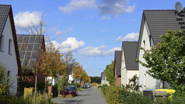 Eigenheimsiedlung in Potsdam. Die Preise für Immobilien sinken in Brandenburg, die Umsätze gehen zurück.