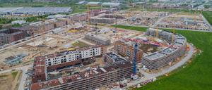 Mehrfamilienhäuser mit tausenden Wohnungen werden im Neubaugebiet Kronsrode gebaut (Luftaufnahme).