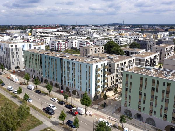 ...hier an der Herrmann-Dorner-Allee in Berlin Adlershof sind die Wohnungen schon fertig. Die landeseigene Howoge hat neue Häuser gebaut. 