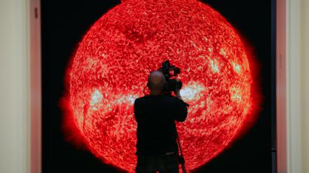Neue Ausstellung "Sonne. Die Quelle des Lichts in der Kunst" im Museum Barberini in Potsdam.
Katharina Sieverding, "Die Sonne um Mitternacht schauen", NASA 2011-2014