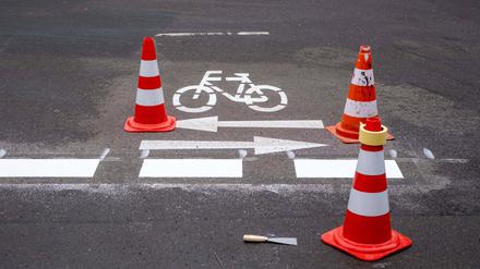 Neue Fahrbahnmarkierungen zur Einrichtung einer Fahrradstraße entlang der Stargarder Straße in Berlin-Prenzlauer Berg. 