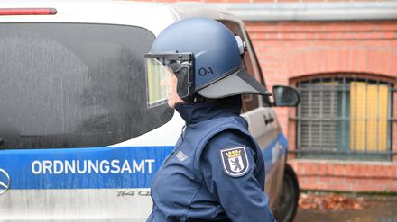 Eine Mitarbeiterin des Ordnungsamtes Reinickendorf zeigt bei einem Pressegespräch den neuen Schutz- und Einsatzhelm für die Mitarbeiter des Ordnungsamtes. 
