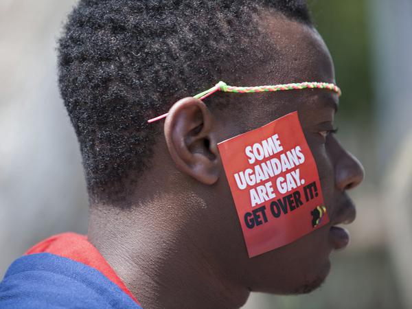 Ein ugandischer Mann trägt einen Aufkleber mit der Aufschrift «Some Ugandans Are Gay. Get Over It» («Einige Ugander sind schwul. Finde dich damit ab»).