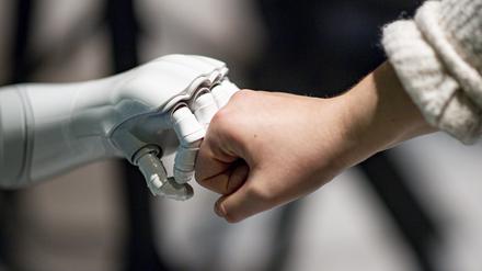 Ein Roboter interagiert  mit einem Menschen.