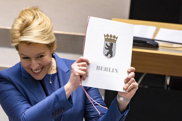 Freudiger Start: Franziska Giffey, grinsend mit Urkunde nach ihrer Wahl im Abgeordnetenhaus in Berlin am 21. Dezember 2021.