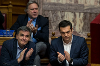 Der griechische Ministerpräsident Alexis Tsipras (r) und der griechische Finanzminister Efklidis Tsakalotos (l) applaudieren am Donnerstag im Parlament in Athen (Griechenland) während einer Parlamentssitzung.