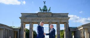 Kai Wegner empfängt Vitali Klitschko, Bürgermeister von Kiew, anlässlich der Unterzeichnung der neuen Städtepartnerschaft von Berlin mit der ukrainischen Hauptstadt Kiew auf dem Pariser Platz vor dem Brandenburger Tor. 