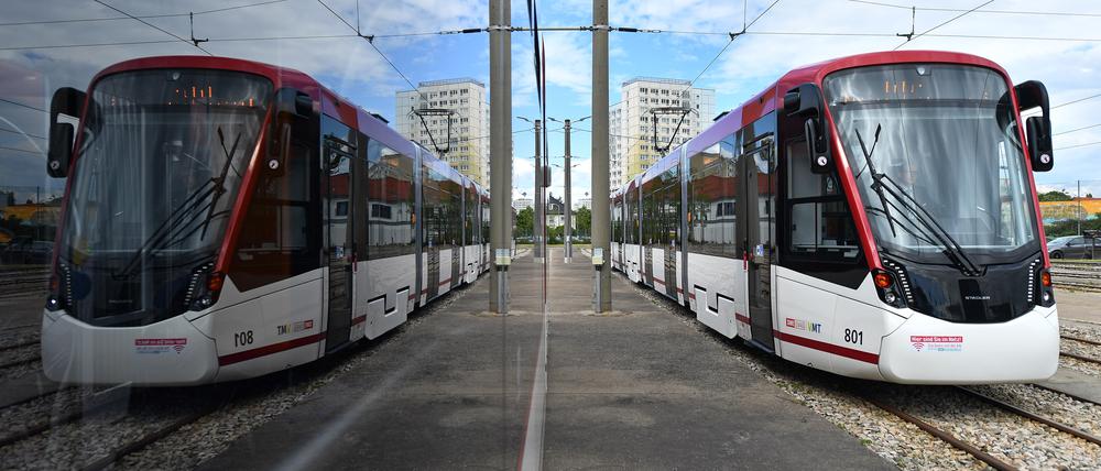 Eine neue Straßenbahn vom Typ „Tramlink“ der Erfurter Verkehrstriebe spiegelt sich in der Scheibe einer anderen Bahn