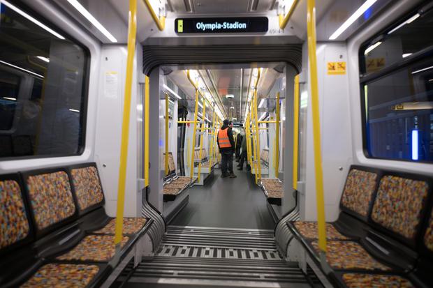 Blick ins Innere einer neuen U-Bahn. Die Fahrzeuge sollten eigentlich Ende 2022 ausgeliefert werden.