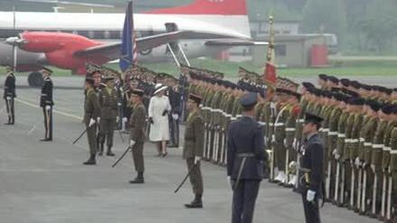 Queen Elizabeth beim Empfang mit militärischen Ehren auf dem Flughafen Gatow in Berlin-Spandau.