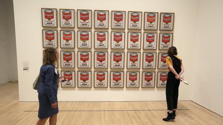 In der Australischen Nationalgalerie in Canberra haben zwei Klimaaktivistinnen die berühmten «Campbell’s Soup»-Siebdrucke von Popart-Künstler Andy Warhol mit blauer Farbe besprühten und klebten anschließend ihre Hände daran fest. 