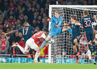Vorbeigeflogen. Die Bayern kassieren das 0:1 in London, Olivier Giroud trifft zum 1:0 für Arsenal.