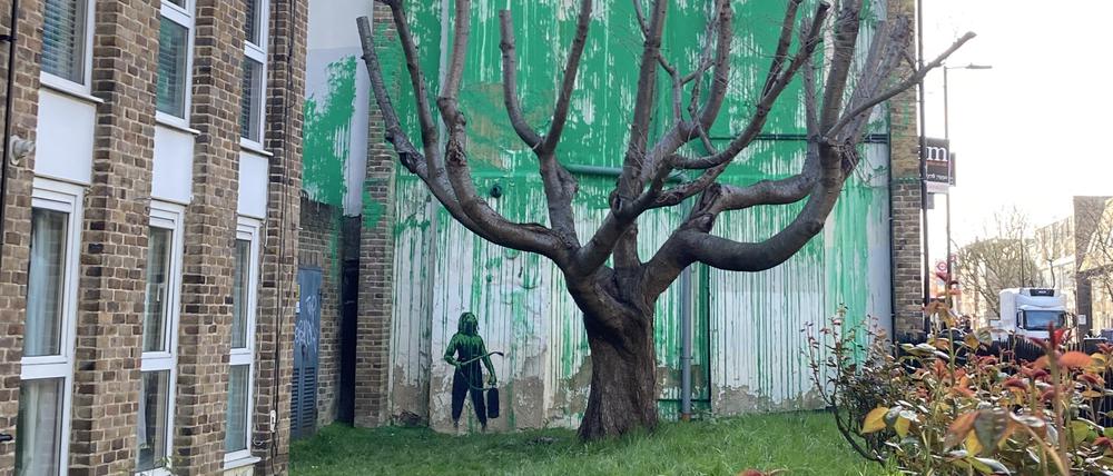 Auf eine Hauswand in der Hornsey Road in Finsbury Park, einem Stadtteil von London, wurde in großes Bild gemalt. Das Bild wurde hinter einen stark beschnittenen Baum gemalt und vermittelt den Eindruck, als würde der Baum Blätter tragen. Das Werk wird dem Straßenkünstler Banksy zugeschrieben.
