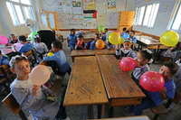 Seid ihr alle da? Palästinensische Schüler sitzen in einem Klassenzimmer einer Schule des Hilfswerks der Vereinten Nationen für palästinensische Flüchtlinge (UNRWA) in Deir al-Balah. Das Hilfswerk warnte schon 2018 vor einem Finanzierungsloch des Bildungsfonds bis Ende September des vergangenen Jahres.