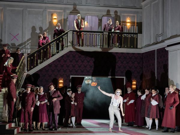 Szene mit Huw Montague Rendall als Hamlet und den Chorsolisten der Komischen Oper