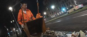 Am frühen Neujahrstag räumen Mitarbeiter der Berliner Stadtreinigung (BSR) den Müll der Feiernden aus der Silvesternacht von der Straße.