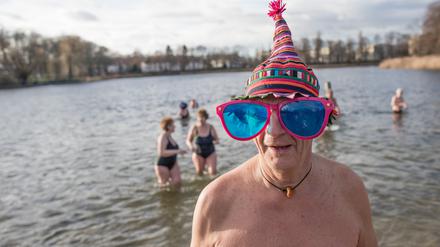 Ins Blaue: Mitglieder des Vereins „Berliner Seehunde“ beim alljährlichen  Neujahrsbaden im Orankesee. 