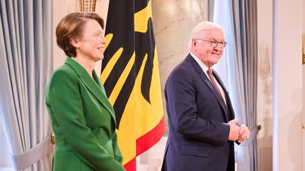 Empfangsbereit. Bundespräsident Frank-Walter Steinmeier und seine Frau Elke Büdenbender wünschen ihren Gästen beim Empfang im Schloss Bellevue ein gutes Jahr.