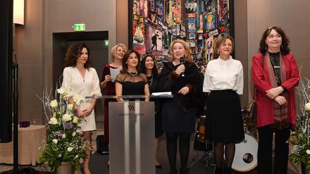 Gute Wünsche in vielen Sprachen. Christine Hatakka (2.v.l. hinten) und ihr Team beim Neujahrsempfang des Diplomatenclubs „Willkommen in Berlin“.