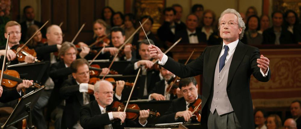 Franz Welser-Möst, Dirigent des Neujahrskonzerts der Wiener Philharmoniker, dirigiert während des traditionellen Neujahrskonzerts im Großen Saal des Musikvereins. 