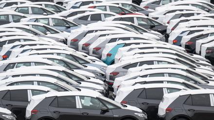 Auf einem Parkplatz im Werk von Volkswagen in Zwickau stehen Neufahrzeuge vor der Auslieferung.