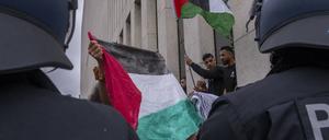 Pro-Palästina-Demonstranten besetzen das sozialwissenschaftliche Institut der Berliner Humboldt-Uni.