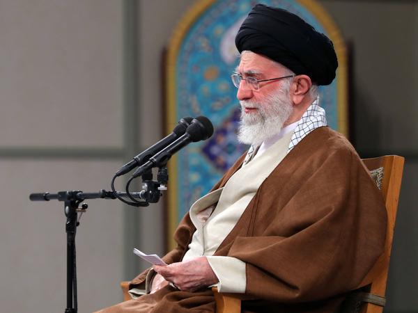 Irans Revolutionsführer Ayatollah Ali Chamenei will die strikte Kopftuchpflicht durchsetzen.