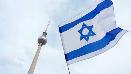 Eine israelische Flagge unter dem Berliner Fernsehturm. 