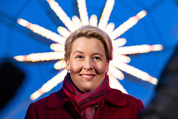 Bürgermeisterin mit Heiligenschein: Franziska Giffey während der Eröffnung des Weihnachtmarkts am Alexanderplatz.