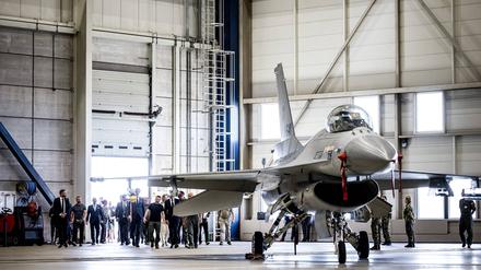  Präsident Wolodymyr Selensky neben einem F-16-Kampfflugzeug auf dem Luftwaffenstützpunkt Eindhoven (Niederlande).  